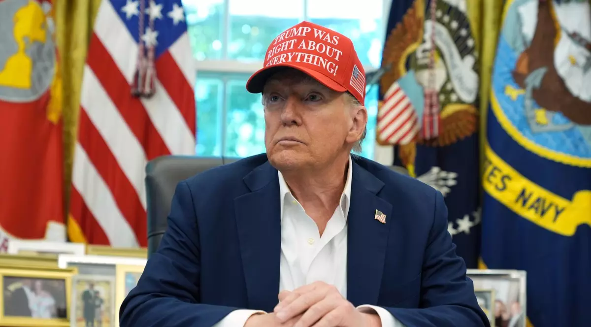 Președintele Donald Trump vorbește cu reporterii în Biroul Oval al Casei Albe