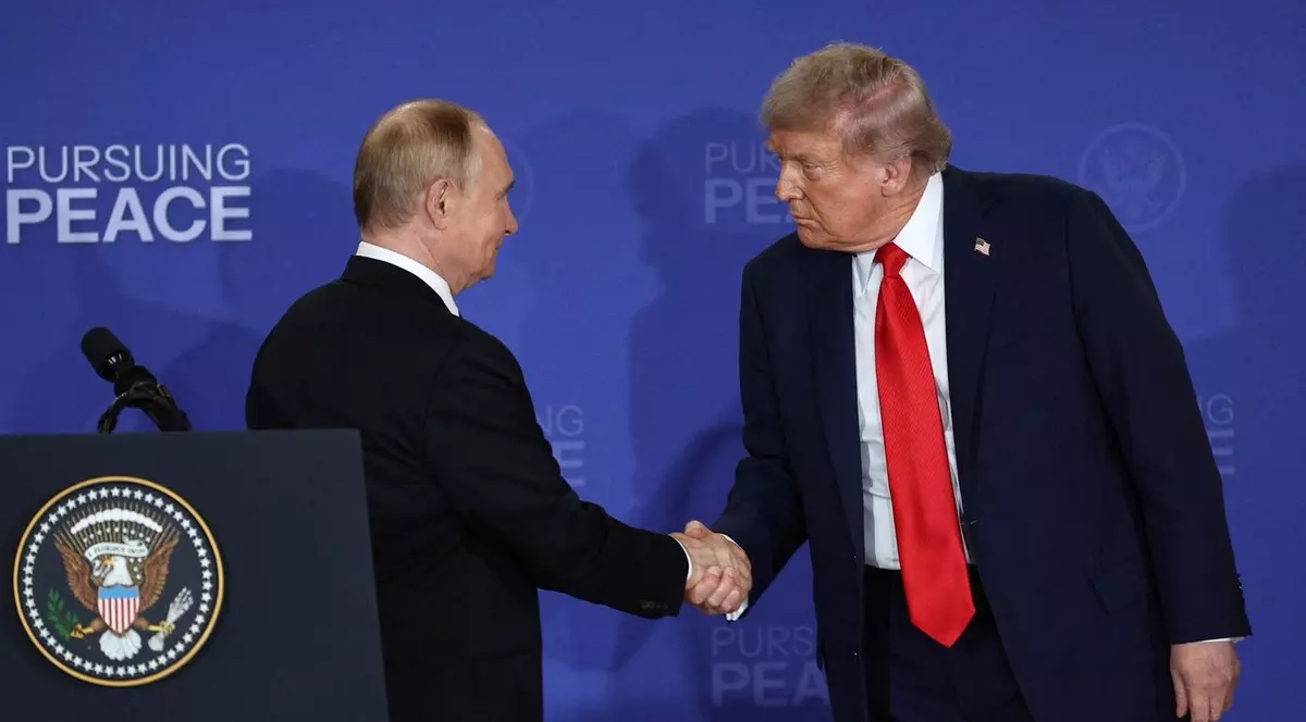 Donald Trump (dreapta) și Vladimir Putin dau mâna în cadrul declarațiilor de presă de la finalul summitului din Alaska Foto: Profimedia