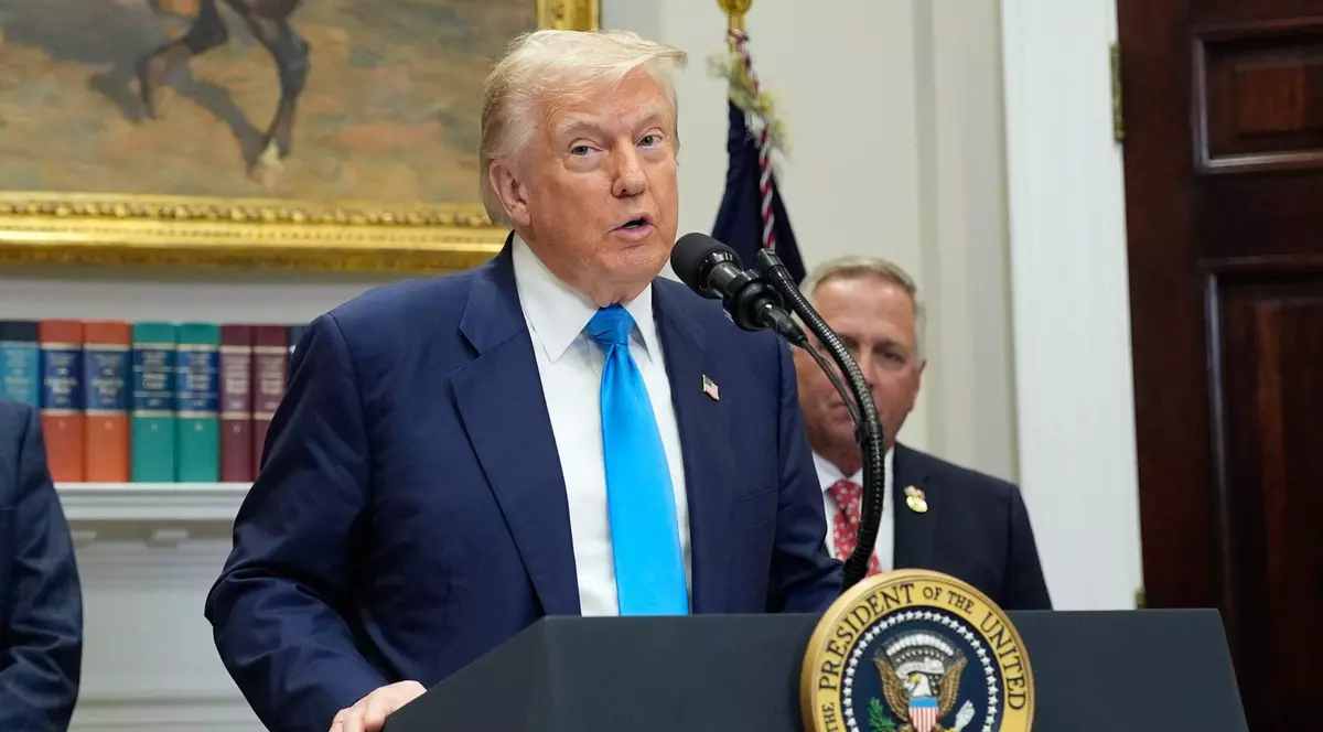 Donald Trump se adresează, de la un pupitru, din Camera Roosevelt de la Casa Albă Foto: Hepta