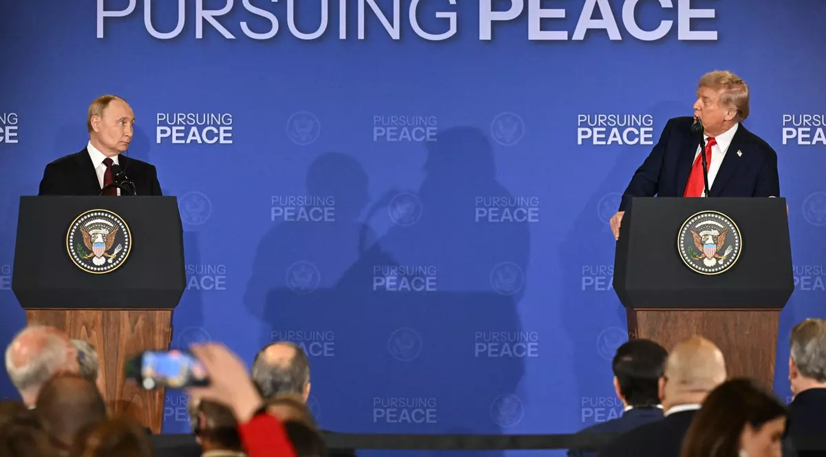 Imagine cu Vladimir Putin (stânga) și Donald Trump (dreapta) în timpul conferinței de presă de vineri, 15 august 2025, din Alaska. Liderul american îl privește pe președintele rus