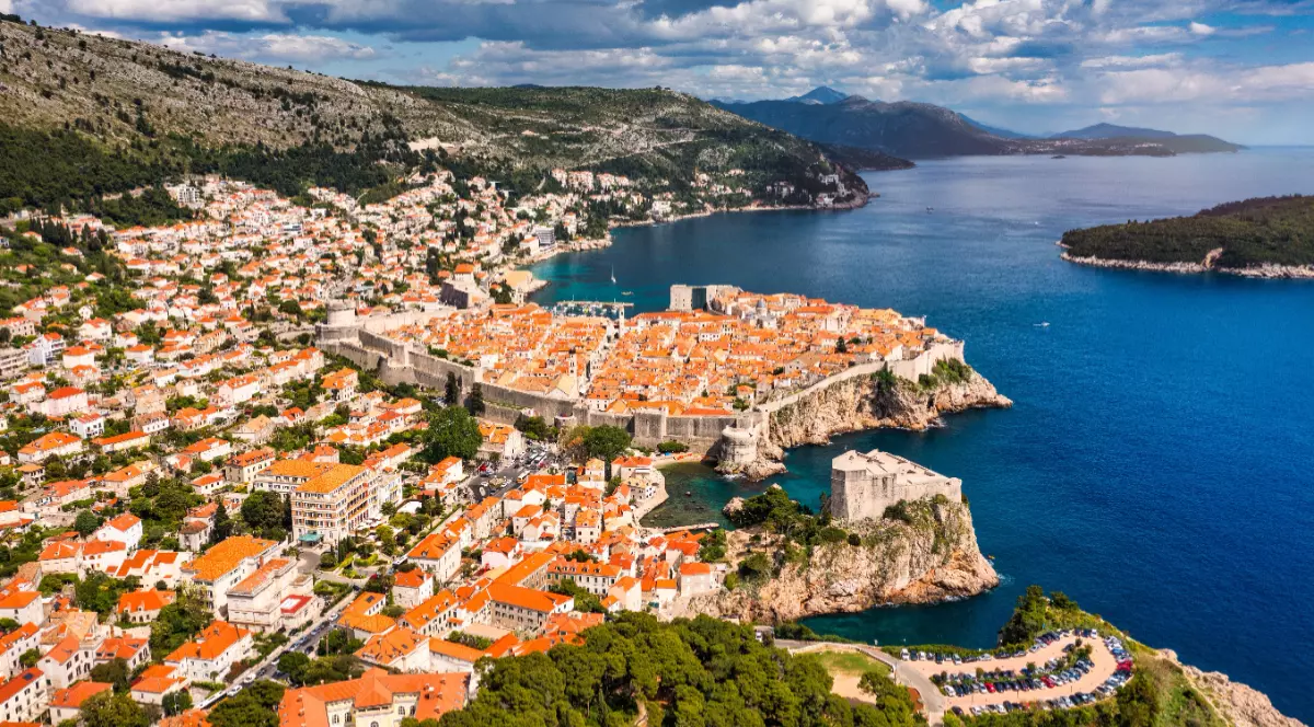 Imagine văzută de sus cu fortul Lovrijenac din orașul Dubrovnik, Croația.