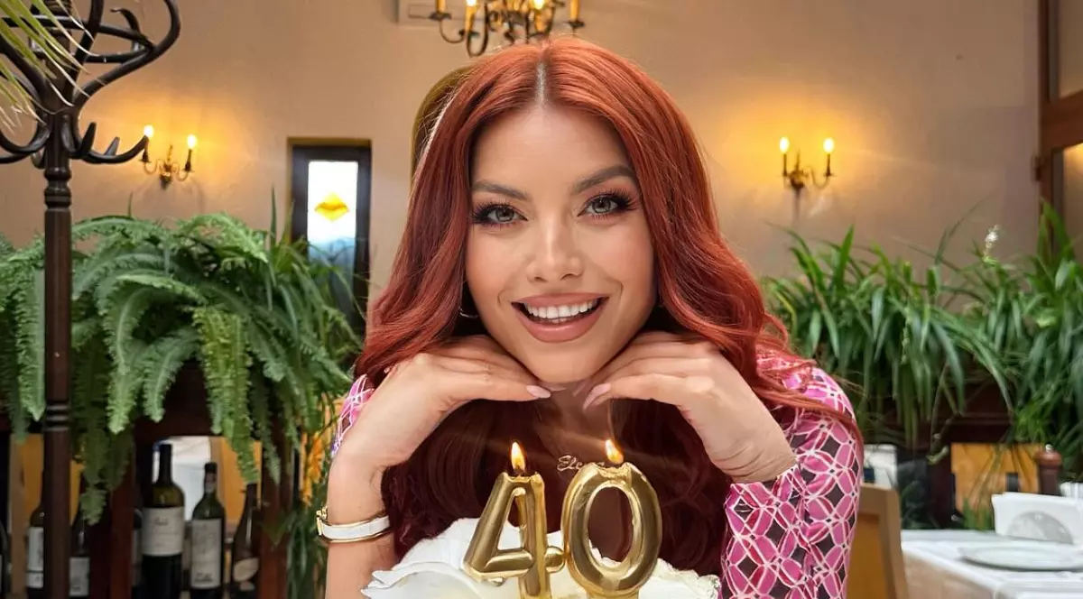 Cum a apărut Elena Gheorghe de ziua ei, în centrul Bucureștiului. Cântăreața a împlinit 40 de ani: „Viața a avut alte planuri”