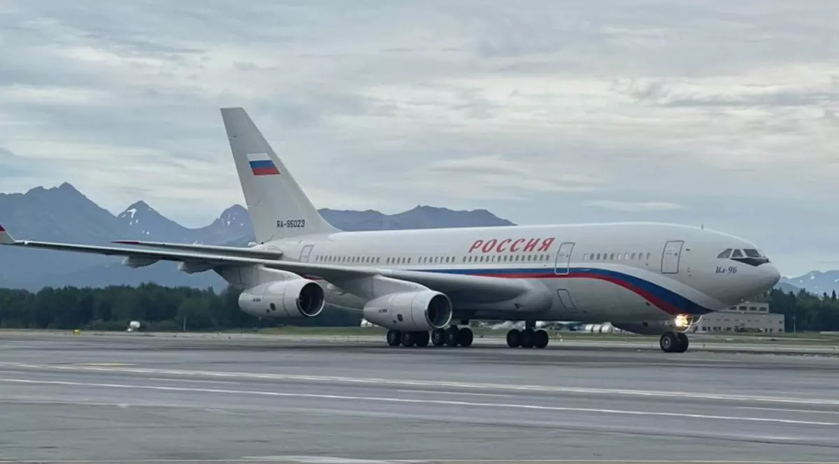 Escadrila de zbor special llyushin II-96-300 (RA-96023) pe aeroportul Anchorage, Alaska