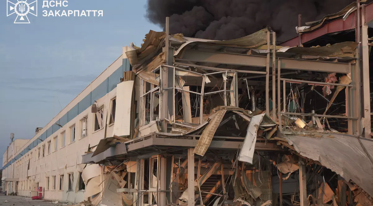 Incendiu la o fabrică în urma unui atac rusesc cu rachete. Clădirea a fost avariată