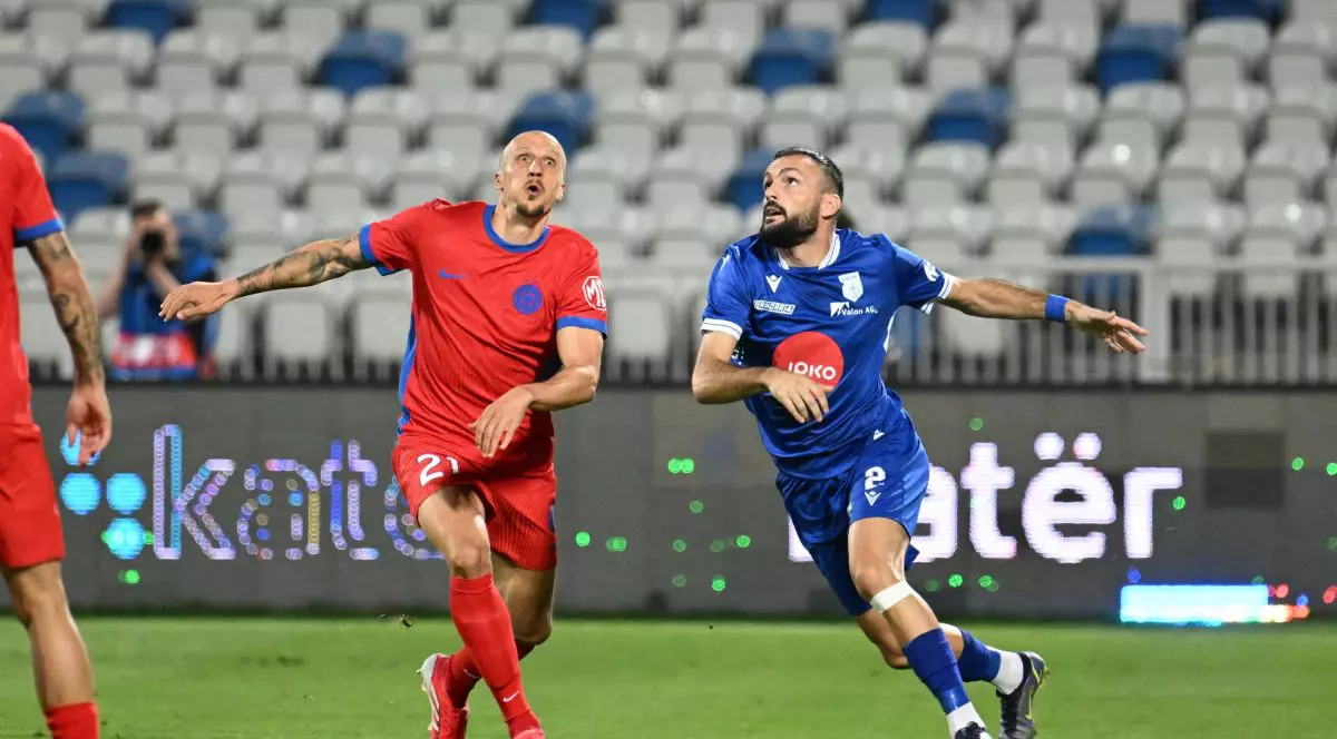 Vlad Iulian Chiricheș si Besnik Krasniqi in meciul de fotbal dintre FC Drita Gjilan si FCSB, din cadrul UEFA Europa League, desfasurat pe Stadionul Fadil Vokrri din Pristina, joi 14 august 2025. © FOTO:Razvan Pasarica/SPORT PICTURES