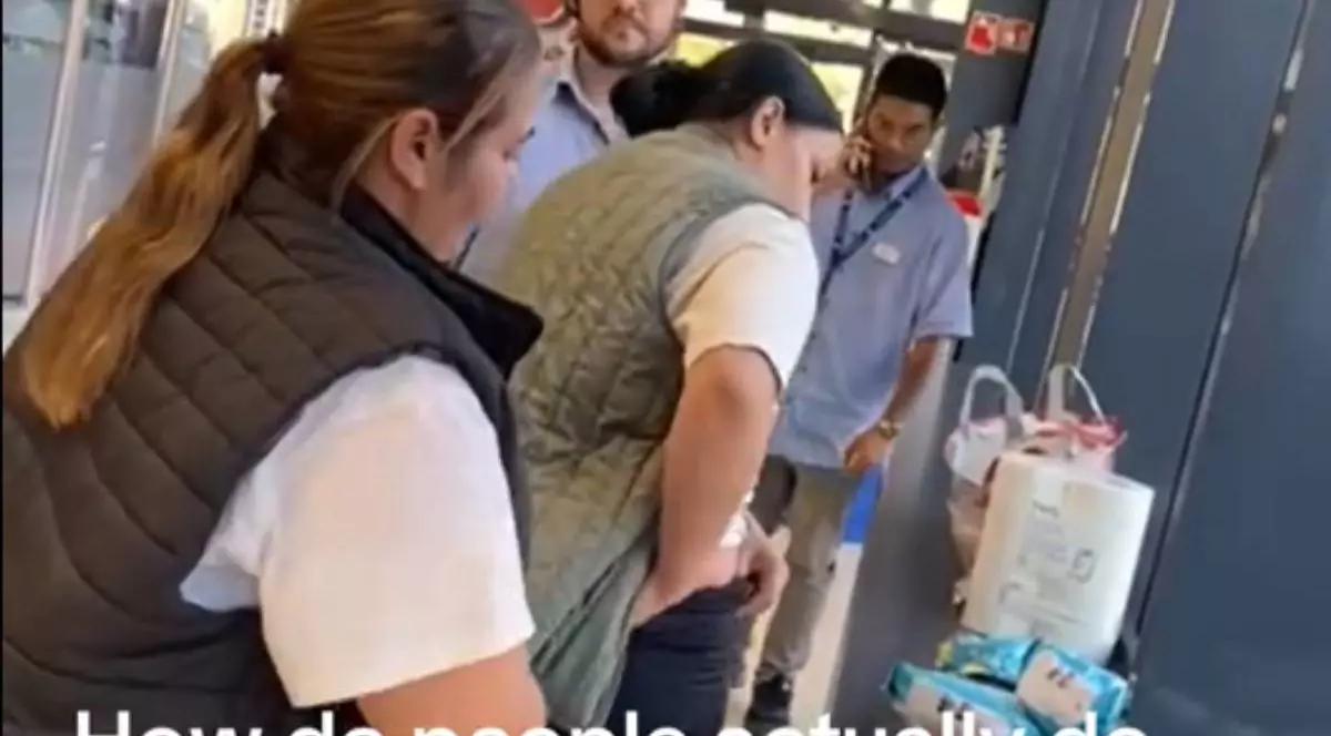 Imagine cu cele două femei care scot produsele furate din Lidl- Marea Britanie