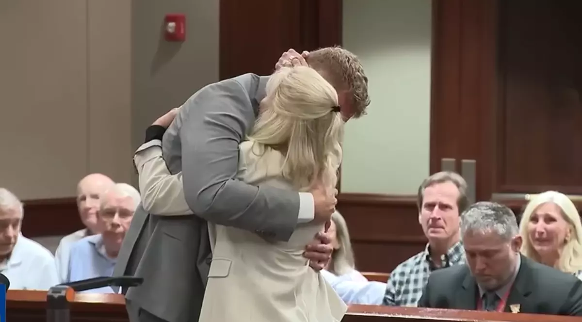 Femeia care îl îmbrățișează pe bărbatul care i-a ucis soțul