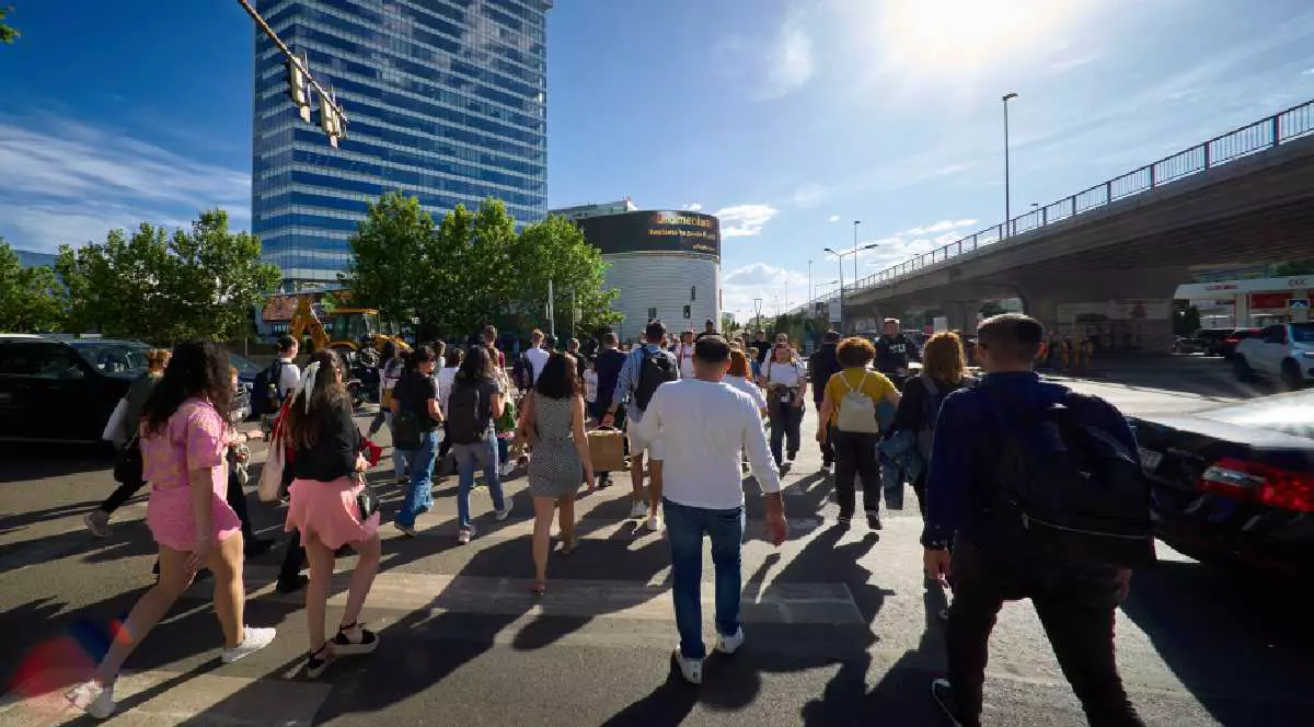 Mai multe persoane traversează strada, în București