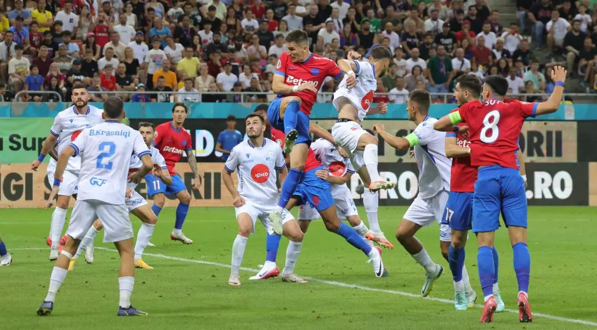 Graovac (FCSB) se înalță peste apărarea adversă pentru a marca golul de 2-2 cu Drita.