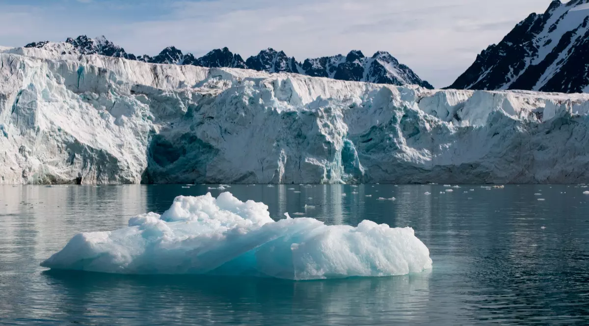 Un ghețar care plutește în Svalbard, Norvegia.
