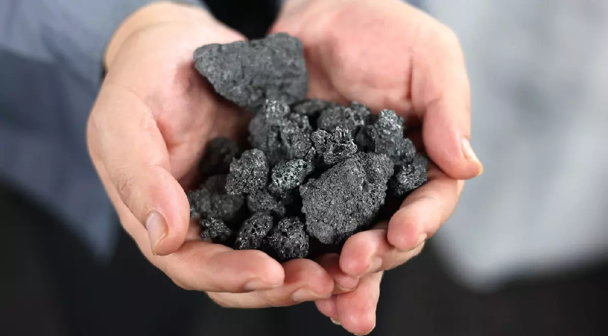 Un membru al personalului arată procesul de producție a cocsului calcinat în atelierul de producție al Zhonghai Graphite Co., din orașul Binzhou, provincia Shandong, China de Est, 9 septembrie 2024.