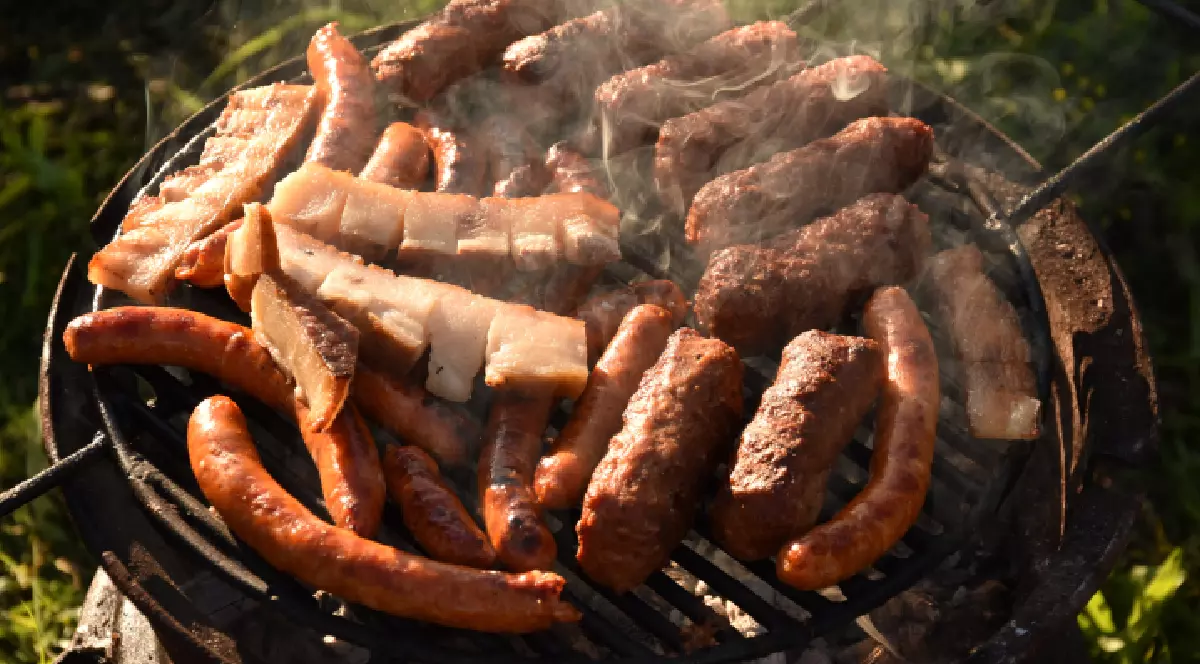 Grătar românesc, mici, cârnați și slănină