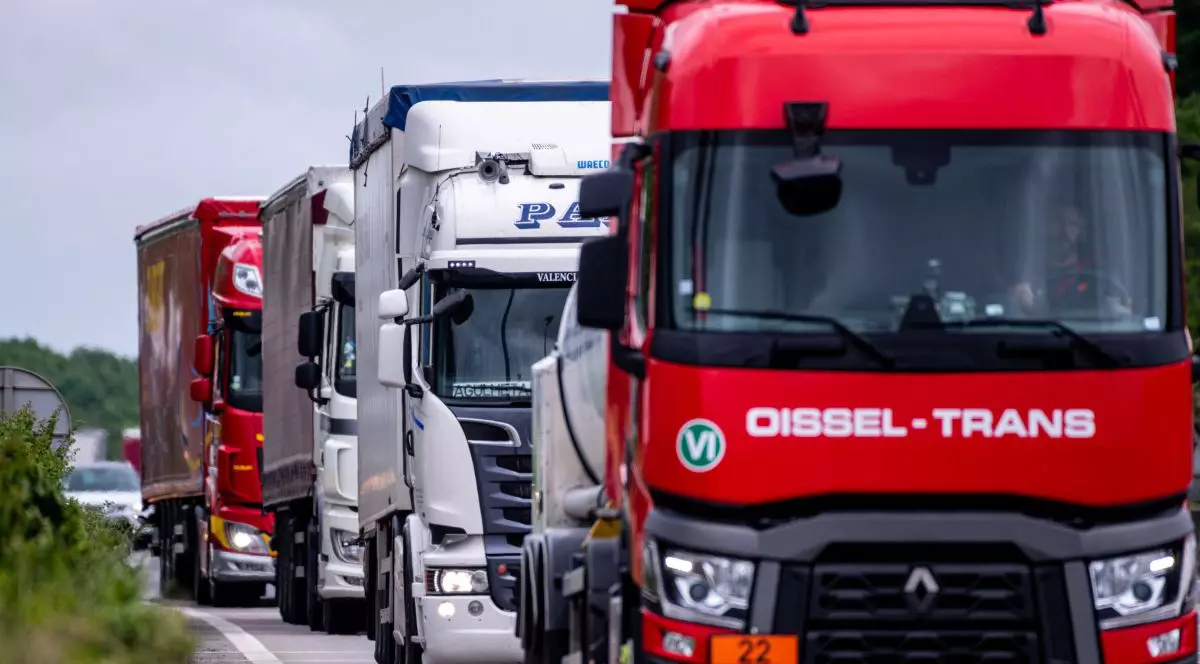 Camioane în coloană pe autostrada A-10 la stația de taxare Saint Arnoult, la sud-vest de Paris, Franța, pe 29 aprilie 2020