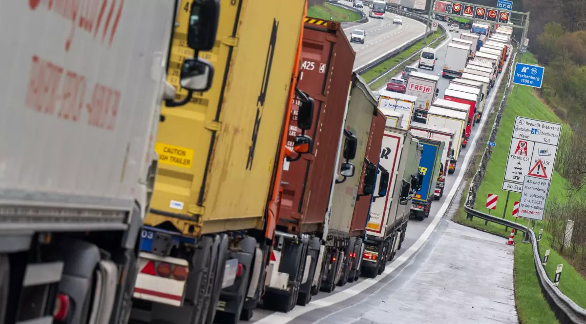 Sute de camioane sunt blocate în ambuteiaje pe o autostradă din Austria, aprilie 2023