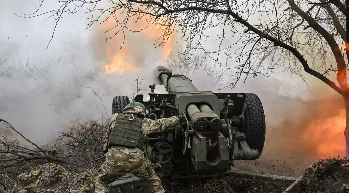 Un soldat rus trage cu un obuzier D-30 spre pozițiile ucrainene, noiembrie 2024