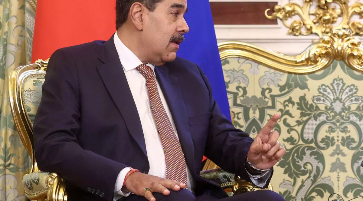 Nicolas Maduro vorbește stând pe fotoliu și cu degetul arătător al mâinii drepte ridicat, mai 2025