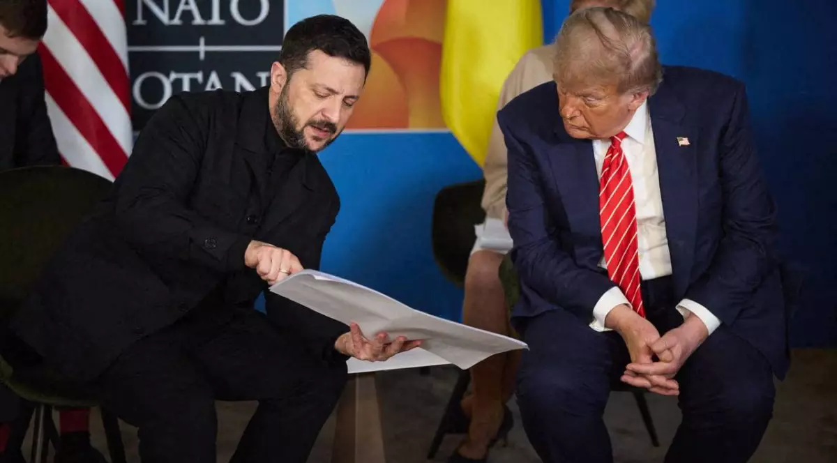 Donald Trump și Volodimir Zelenski stau pe scaune unul lângă altul și discută urmărind o foaie prezentată de președintele ucrainean , în timpul summitului NATO de la Haga, Olanda, pe 25 iunie 2025