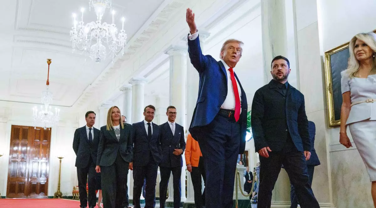Donald Trump îi prezintă Casa Albă lui Volodimir Zelenski, în timp ce în spatele celor doi merg Ursula von der Leyen, Keir Starmer, Emmanuel Macron, Alexander Stubb, Giorgia Meloni, Friedrich Merz și Mark Rutte, august 2025