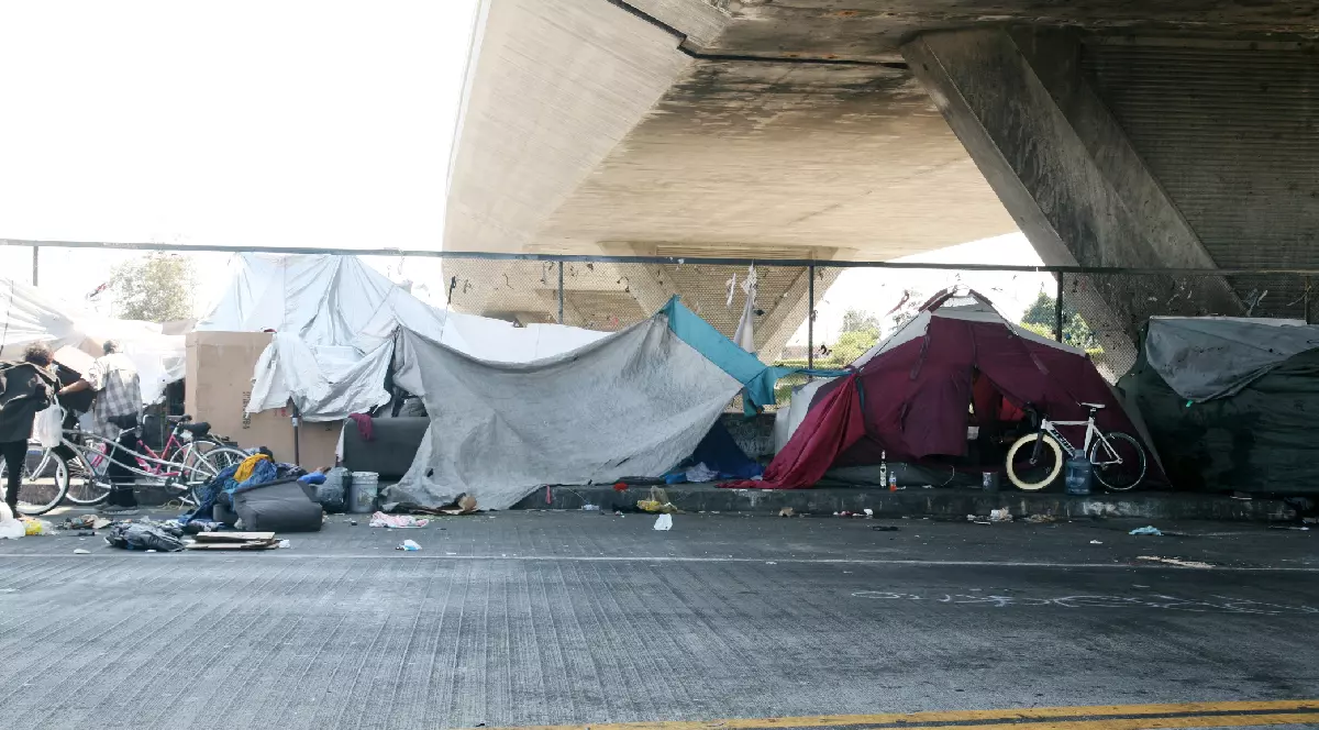 Tabere de corturi și persoane fără adăpost în Los Angeles.