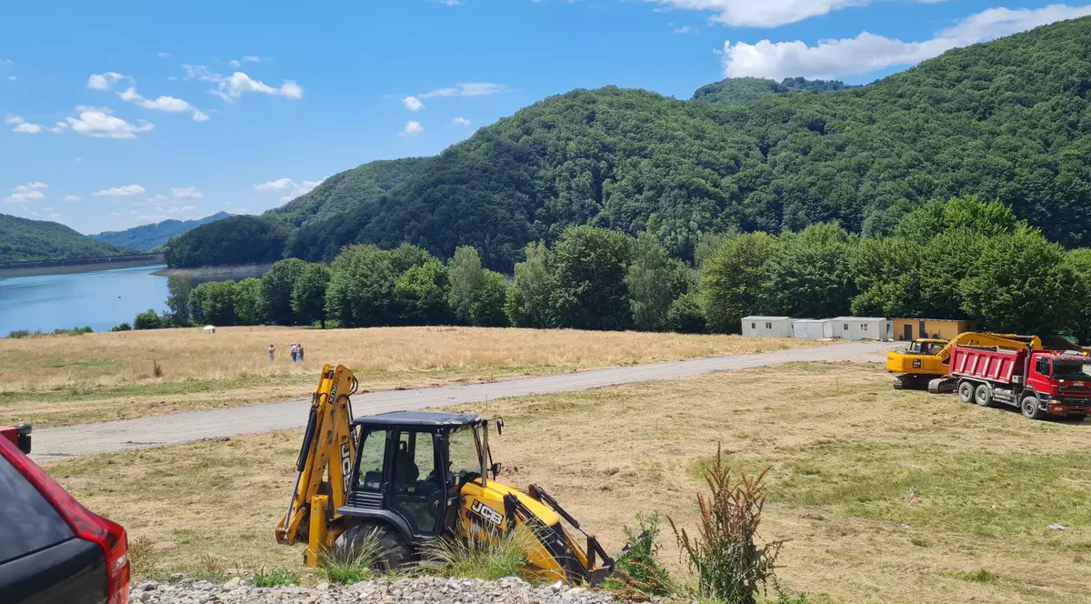 Patru hoteluri de lux se construiesc pe malul lacului de acumulare Paltinu, Prahova, pe terenuri concesionate de Primăria Valea Doftanei. Cine sunt investitorii