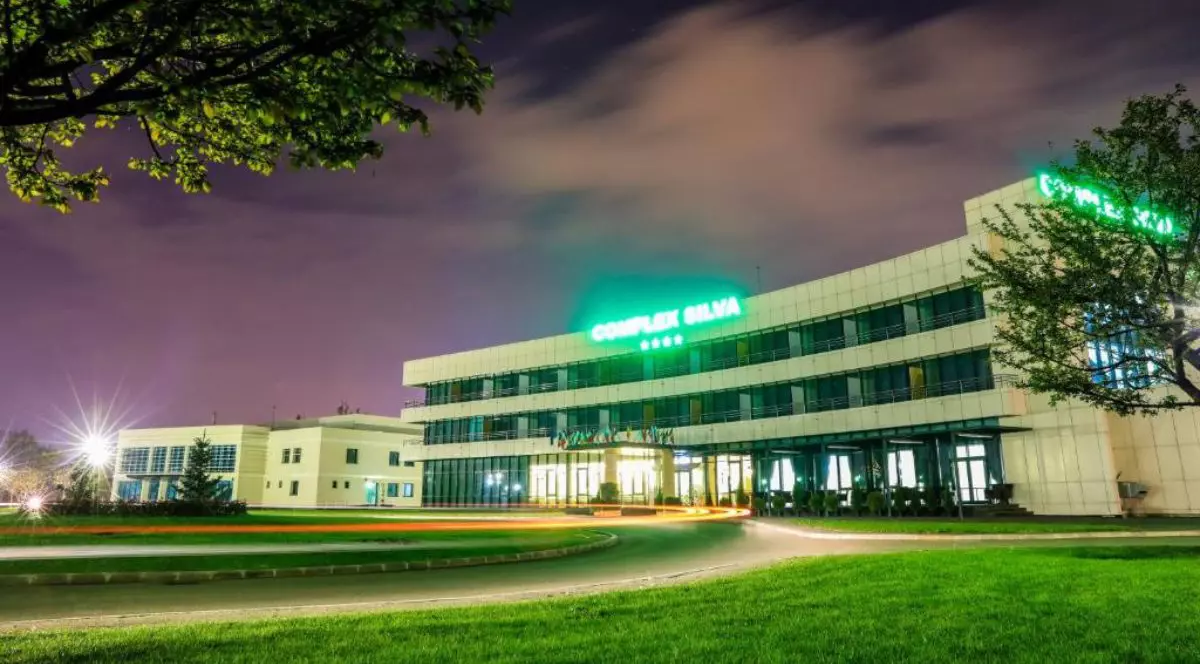 Fațada hotelului Silva din București, sectorul 2, văzută pe timp de noapte. Semnul cu numele hotelului luminează cu verde