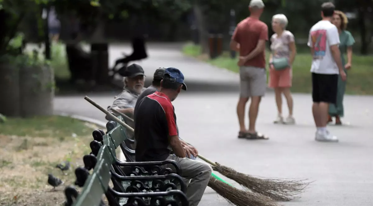 Oameni in parc. Foto ilustrativ