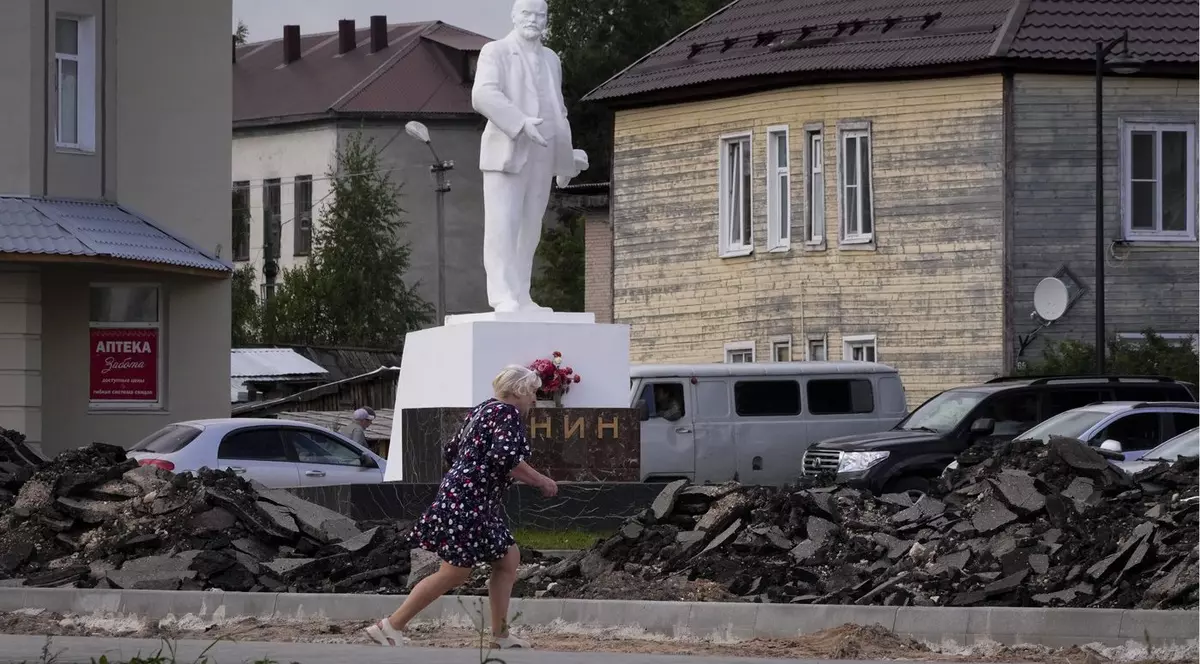 Imagine din Kargopol, regiunea Arhanghelsk. Iunie 2024 - o femeie merge prin fața statuii lui Lenin Foto: Profimedia
