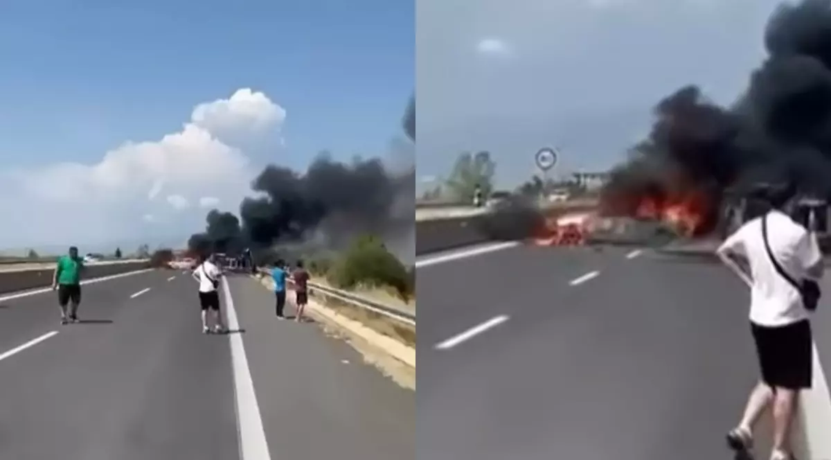 În colajul foto se vede cum două mașini ard ca o torță, în timp ce din ele iese un nor negru de fum, oamenii ajunși la fața locului se uită șocați la tot ceea ce se întâmplă.