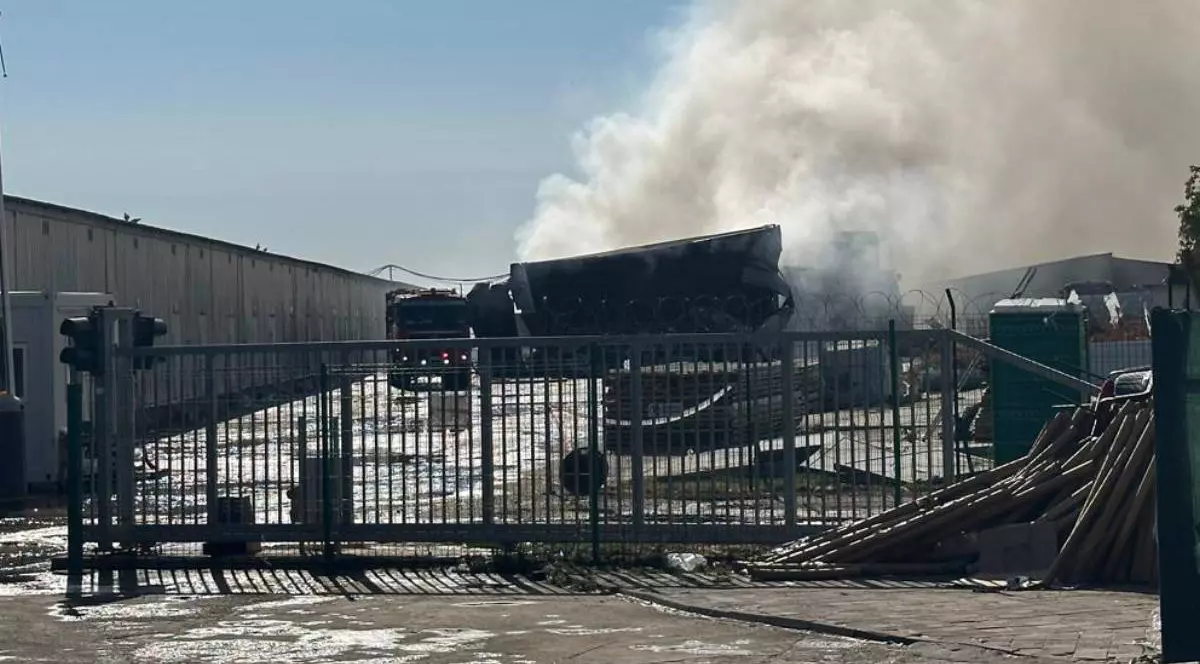 Hala din Dragonul Roșu făcută scrum în urma incendiului de marți seara, din clădire iese un fum gros