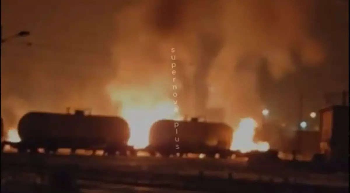 Incendiu într-o gară din Volgograd, se vede un tren de marfă, după un atac al Ucrainei, 4 august 2025