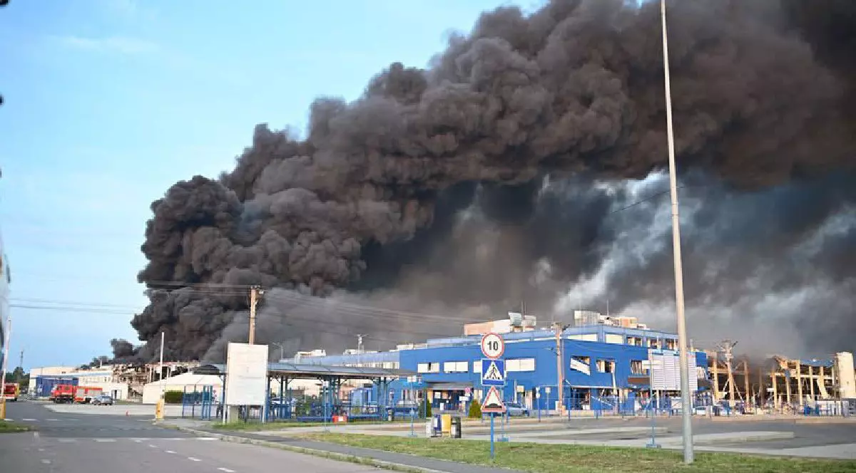 Fum negru care se propagă dintr-o fabrică spre cer