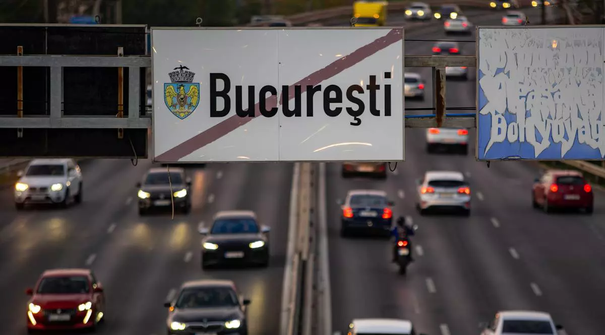 Un indicator rutier care arată ieșirea din Municipiul București și care se află la ieșirea din oraș pe autostradă
