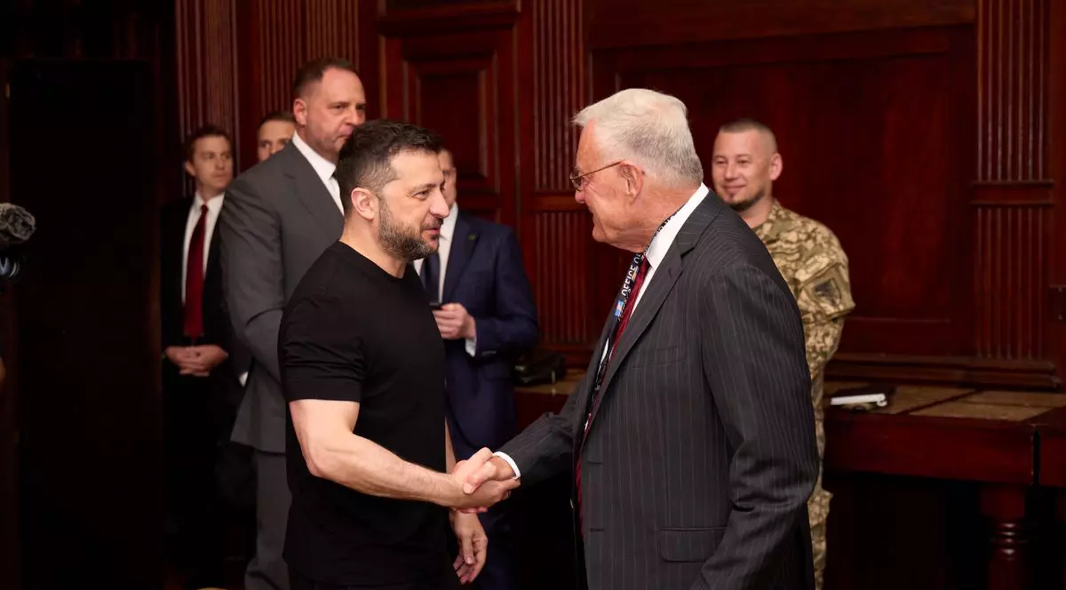 Keith Kellogg (dreapta), emisarul lui Trump, dă mâna cu Volodimir Zelenski: Foto X/ Volodimir Zelenski