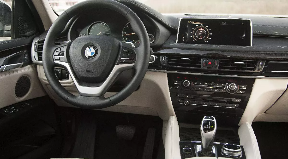 Este prezentat interiorul unui BMW X6: volan din piele, navigație și cu tie automată
