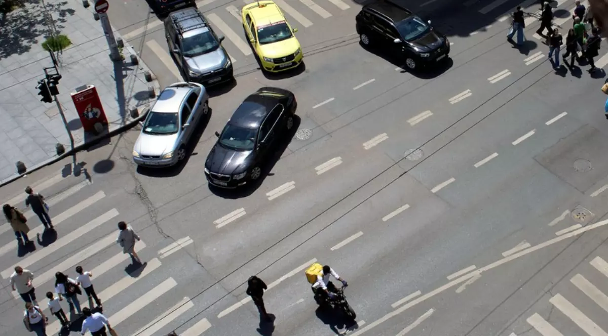 Intersecție din București, văzută de la geamul unui bloc