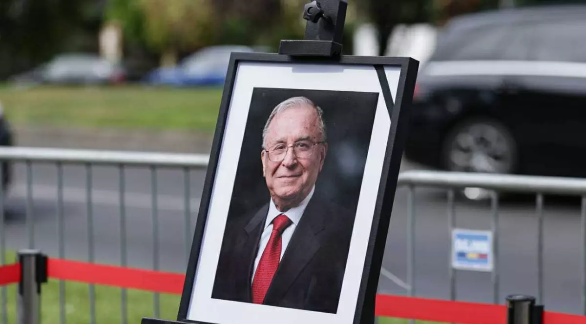 Cu cât se vinde o carte cu autograful lui Ion Iliescu. Prețul e destul de ridicat