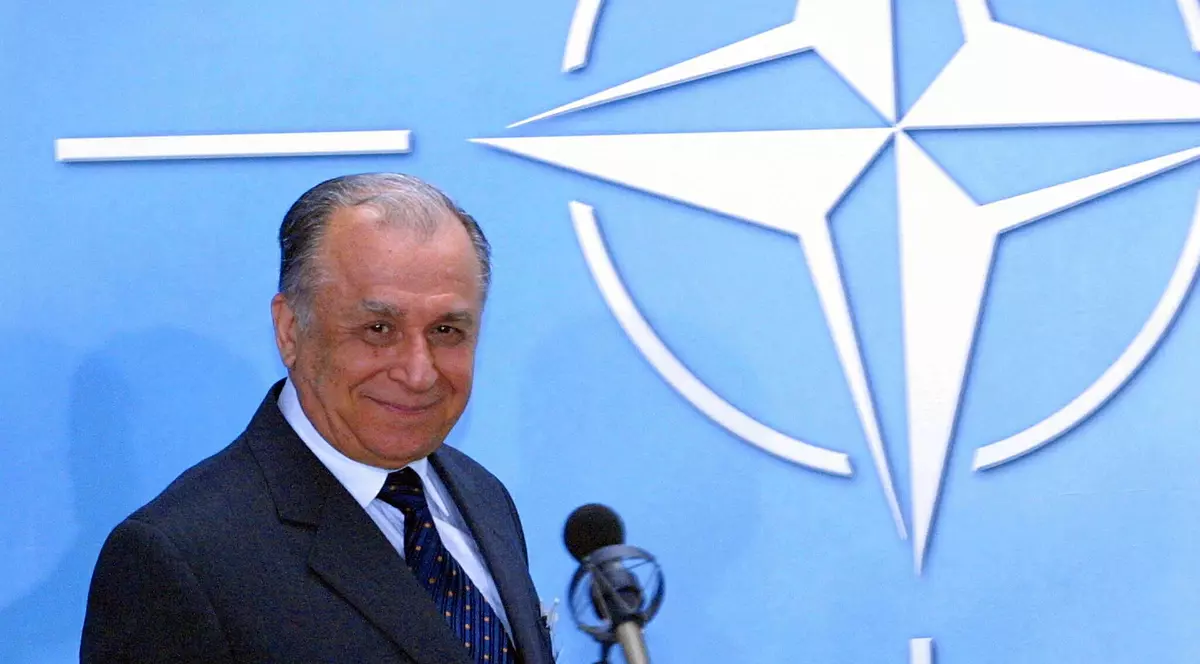 Președintele român Ion Iliescu sosește pentru o conferință de presă la Bruxelles, pe 9 iulie 2001. Iliescu se află într-o vizită oficială pentru a se întâlni cu miniștri europeni