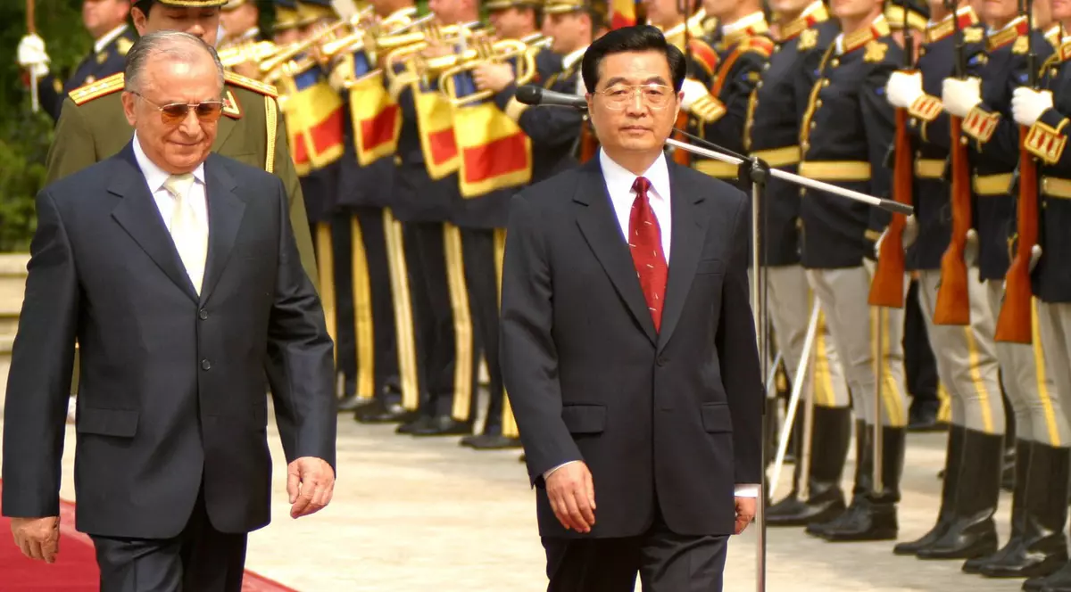Ion Iliescu (stânga) și Hu Jintao (dreapta) surprinși în timp ce merg. Fotografia a fost realizată în iunie 2004, în timpul vizitei fostului președinte al Chinei în România