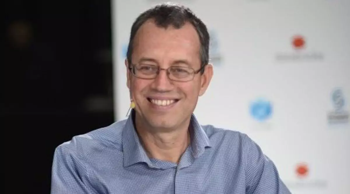 Ion Stoica, Miliardarul român care predă la Universitatea Berkeley, ]n c]mas[ de culoare gri ;i cu ochelari la ochi, surprins in timp ce zambeste