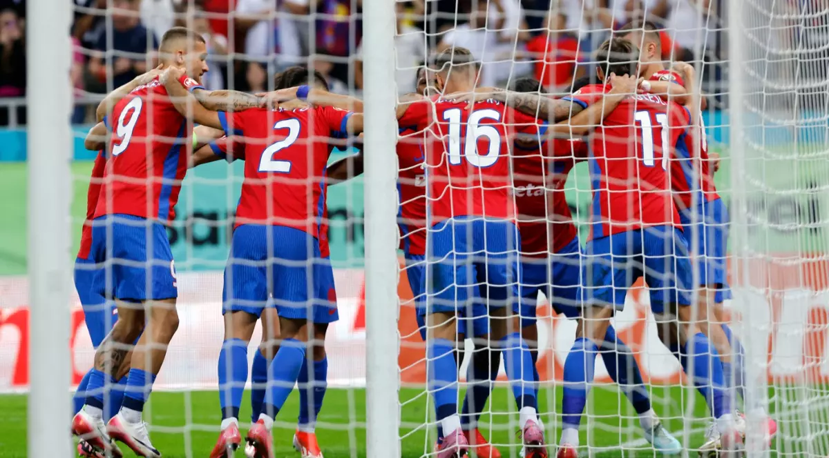 Jucători din echipa FCSB pe teren