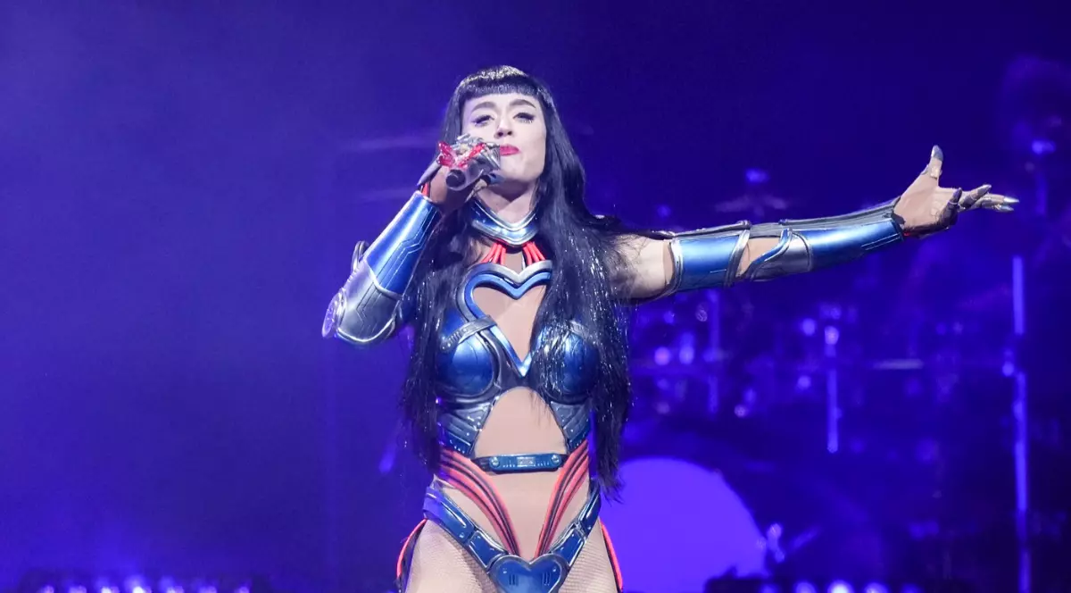Katy Perry și-a arătat rănile suferite în timpul turneului său „Lifetimes”. După ce a fost aproape să cadă de la înălțime, acum are altă suferință