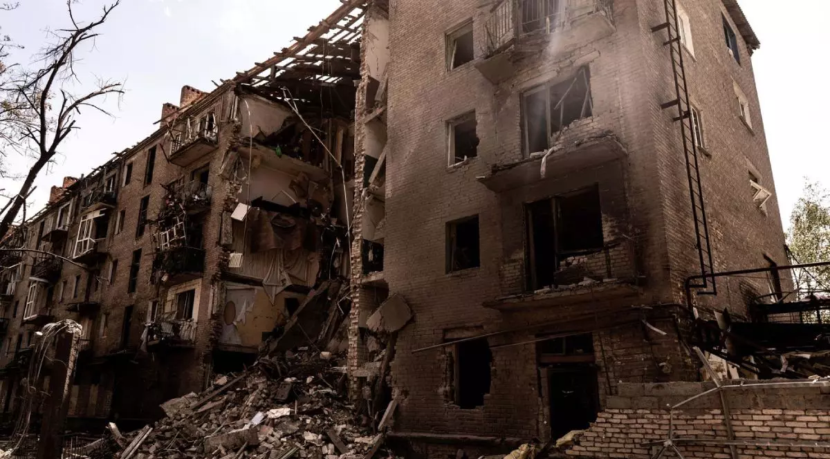 O vedere a clădirii rezidențiale avariate după un atac cu bombă KAB în Kramatorsk, Ucraina, pe 22 iulie 2025. Un băiat de 10 ani a fost ucis și alte opt persoane au fost rănite după ce o bombă aeriană ghidată rusească a lovit o clădire rezidențială.