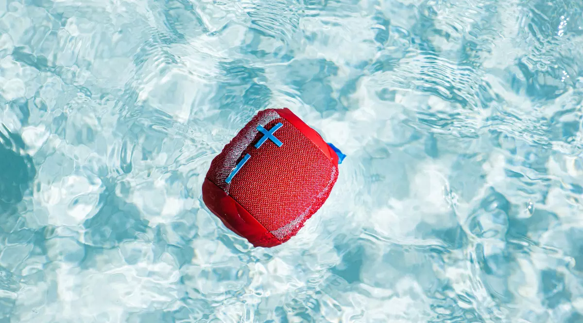 eMag - boxa mini portabila rosie plutind intr-o apa de piscina