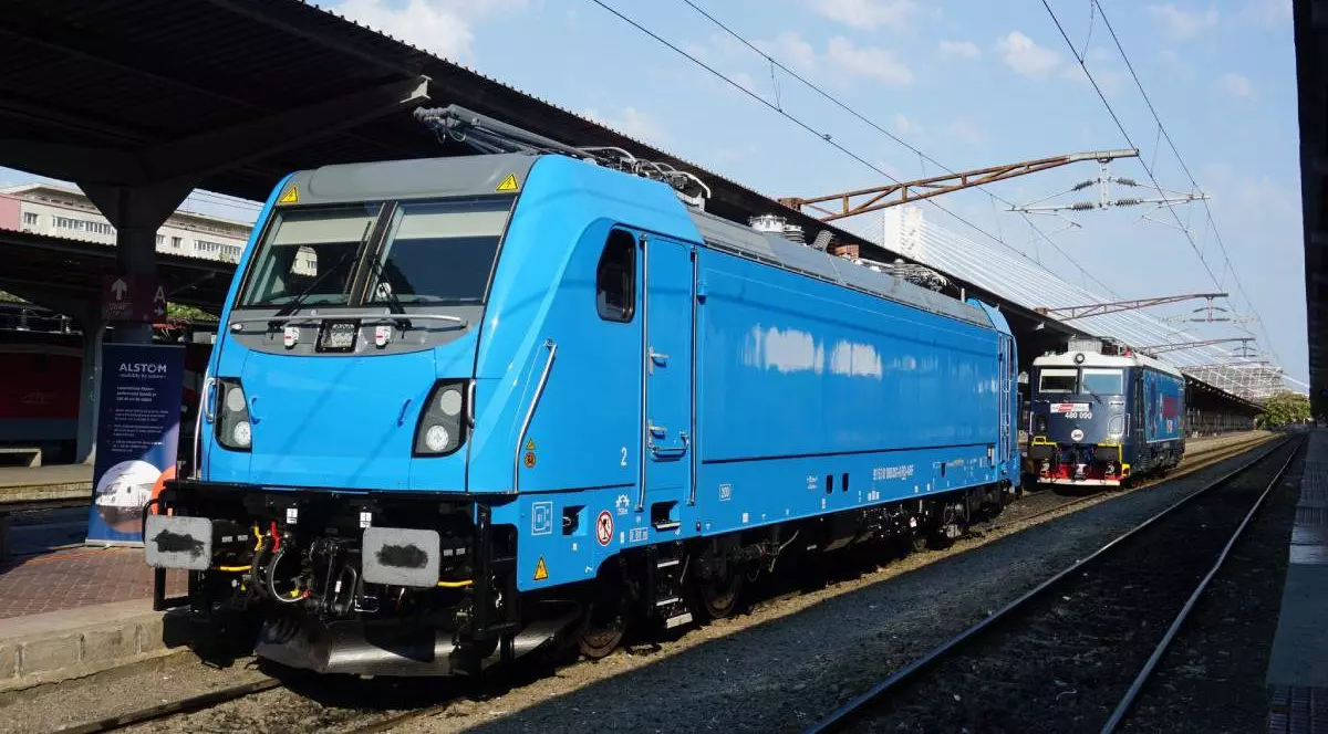 Imagine cu locomotiva Alstom Traxx în Gara de Nord, București