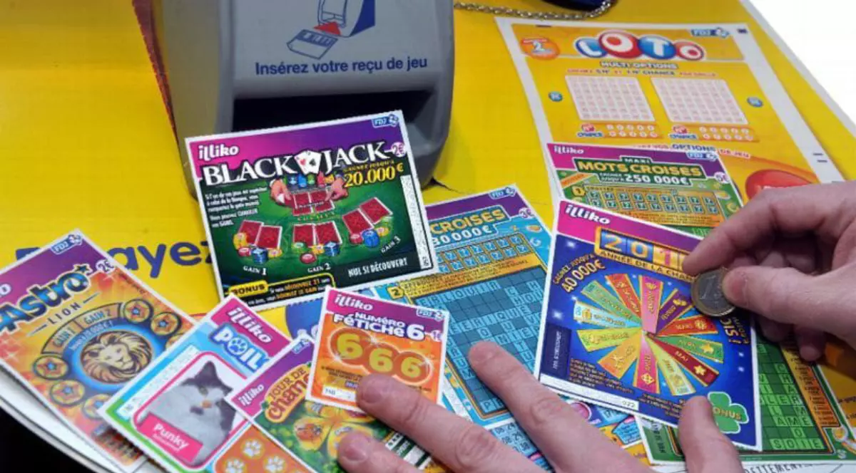 Mii de lozuri răzuibile au zburat pe șosea dintr-un camion care a făcut accident, în Franța: „Nimeni n-a câștigat”