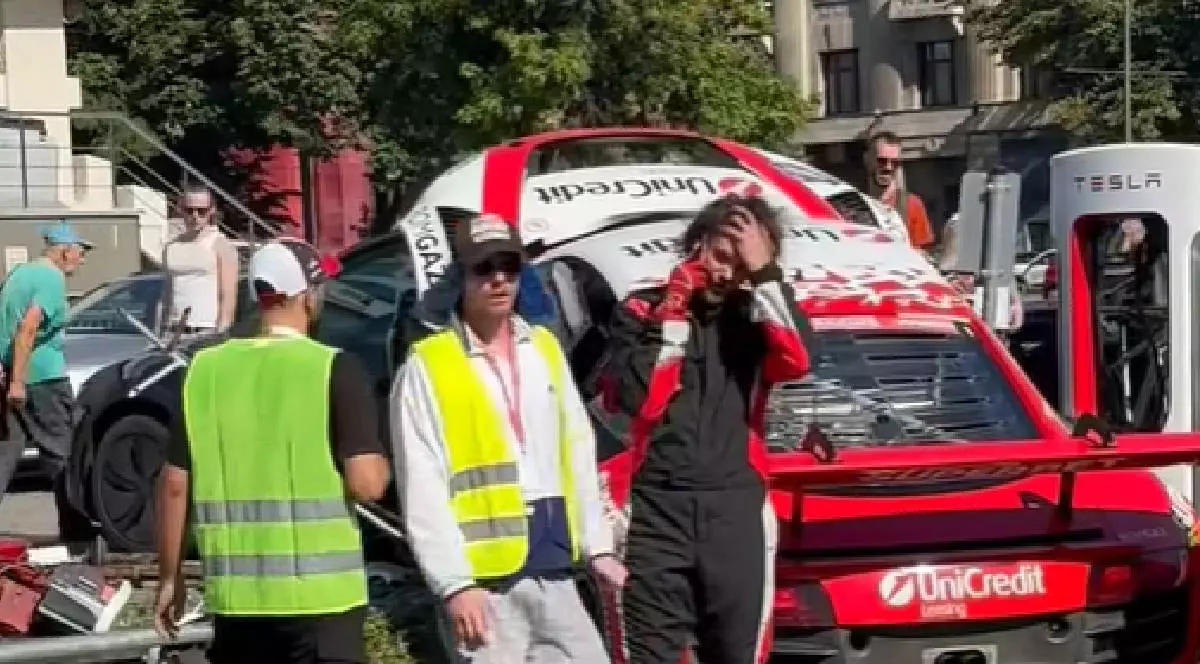 Marco Leu vorbește la telefon și își ține mâna pe cap, în spatele său se vede mașina Audi R8 GT3 făcută praf