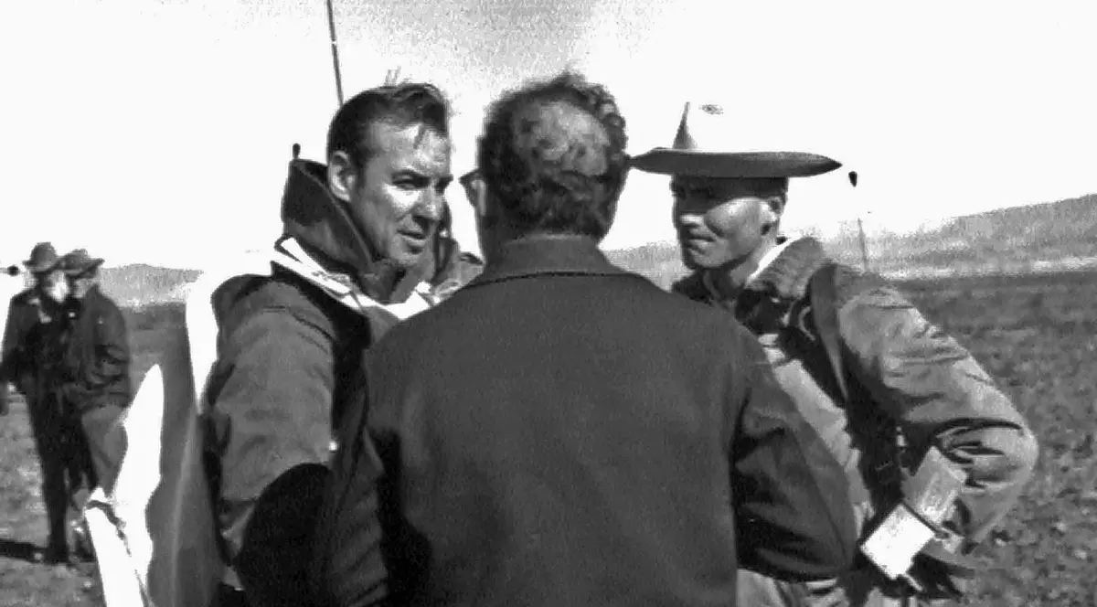 Martie 1970 - Jim Lovell, în stânga, surprins în timpul unei discuții cu colegii săi Foto: Hepta