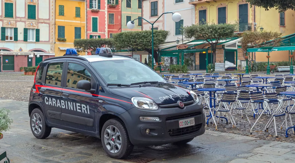 O mașină de carabinieri parcată lângă un local