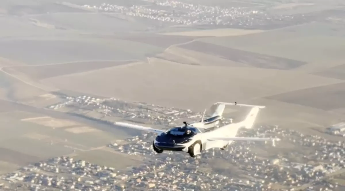 Imagine cu mașina AirCar în timpul zborului