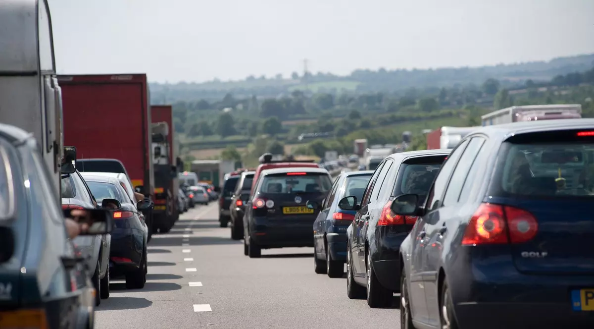 Imagini cu mai multe mașini care circulă bară la bară pe o autostradă din Anglia